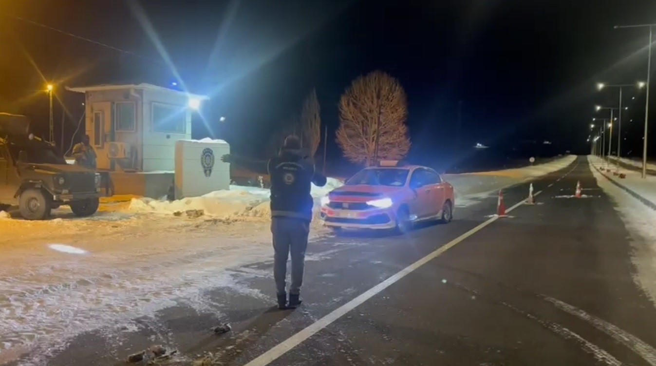 Kars’ta taksi bagajından düzensiz göçmen çıktı
