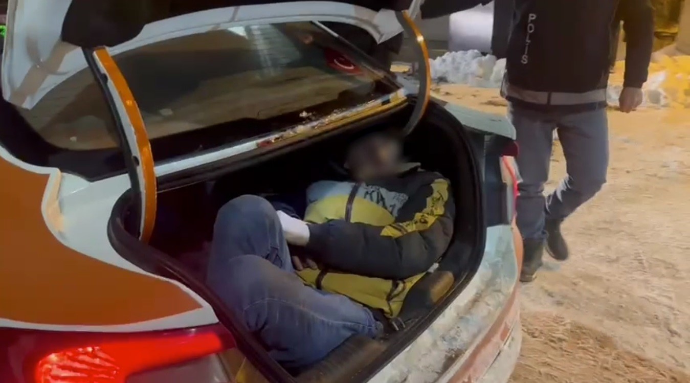 Kars’ta taksi bagajından düzensiz göçmen çıktı
