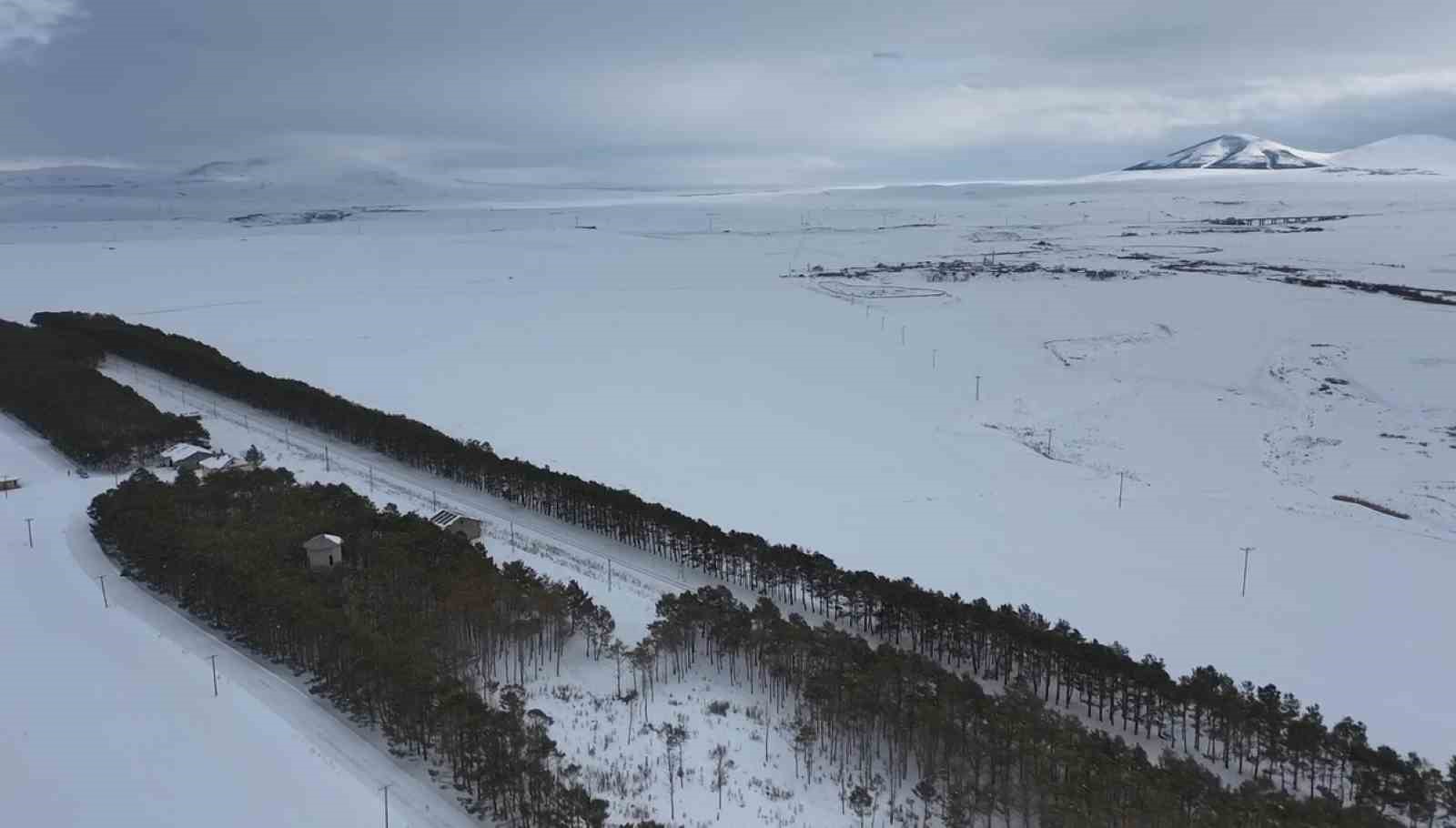 Kars’ta tarihi istasyonda kış masalı
