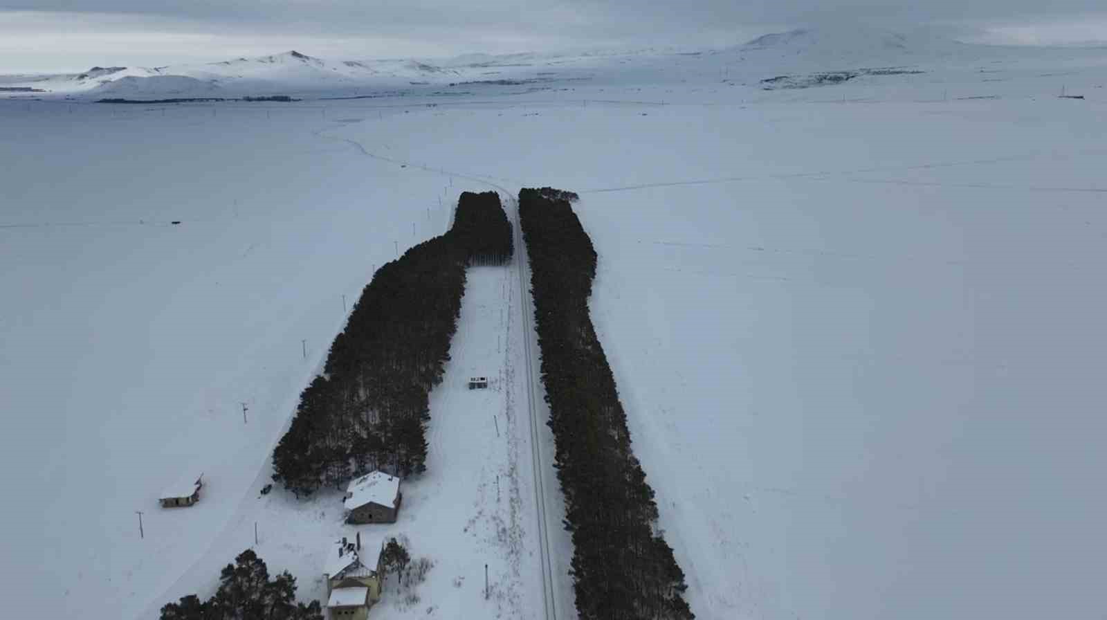 Kars’ta tarihi istasyonda kış masalı
