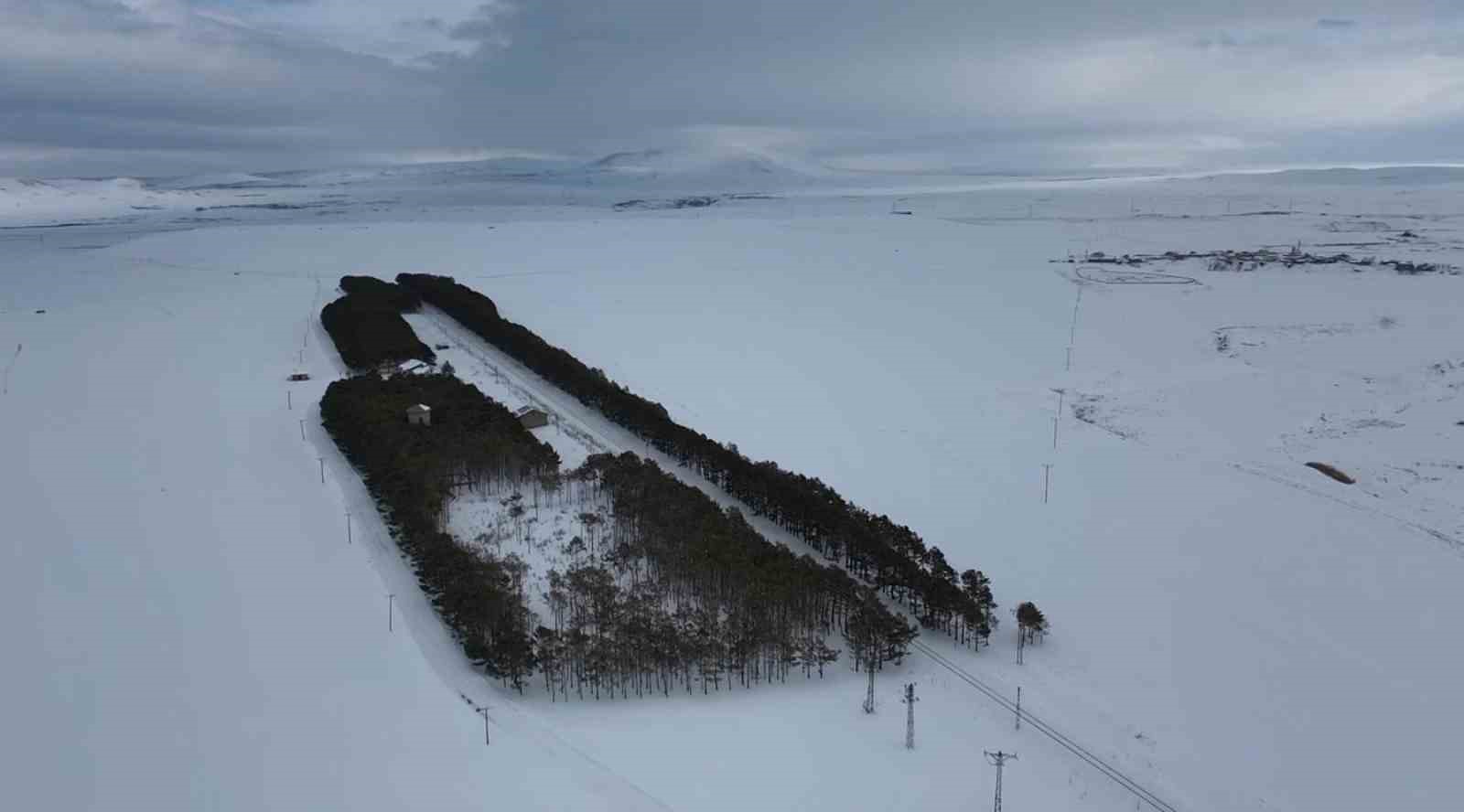 Kars’ta tarihi istasyonda kış masalı
