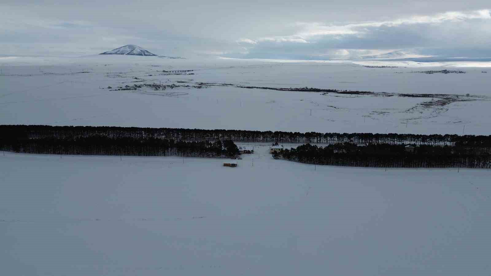 Kars’ta tarihi istasyonda kış masalı
