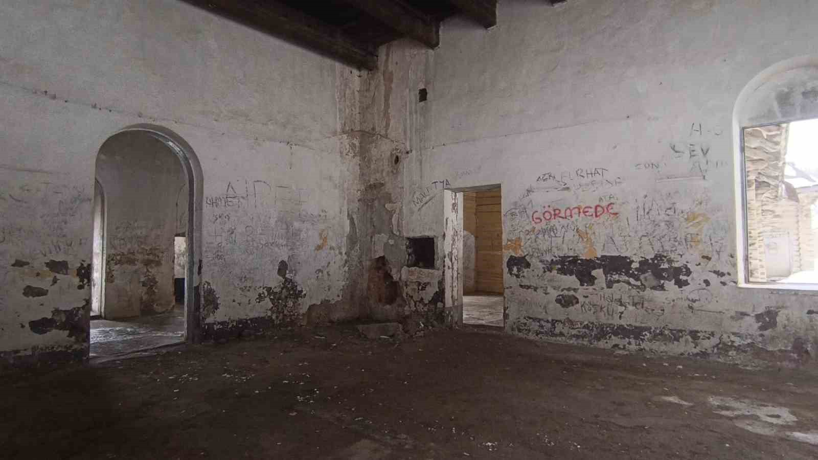 Kars’ta tarihin sessiz çığlığı: Sarıkamış’taki asırlık Rus köşkü yok oluyor
