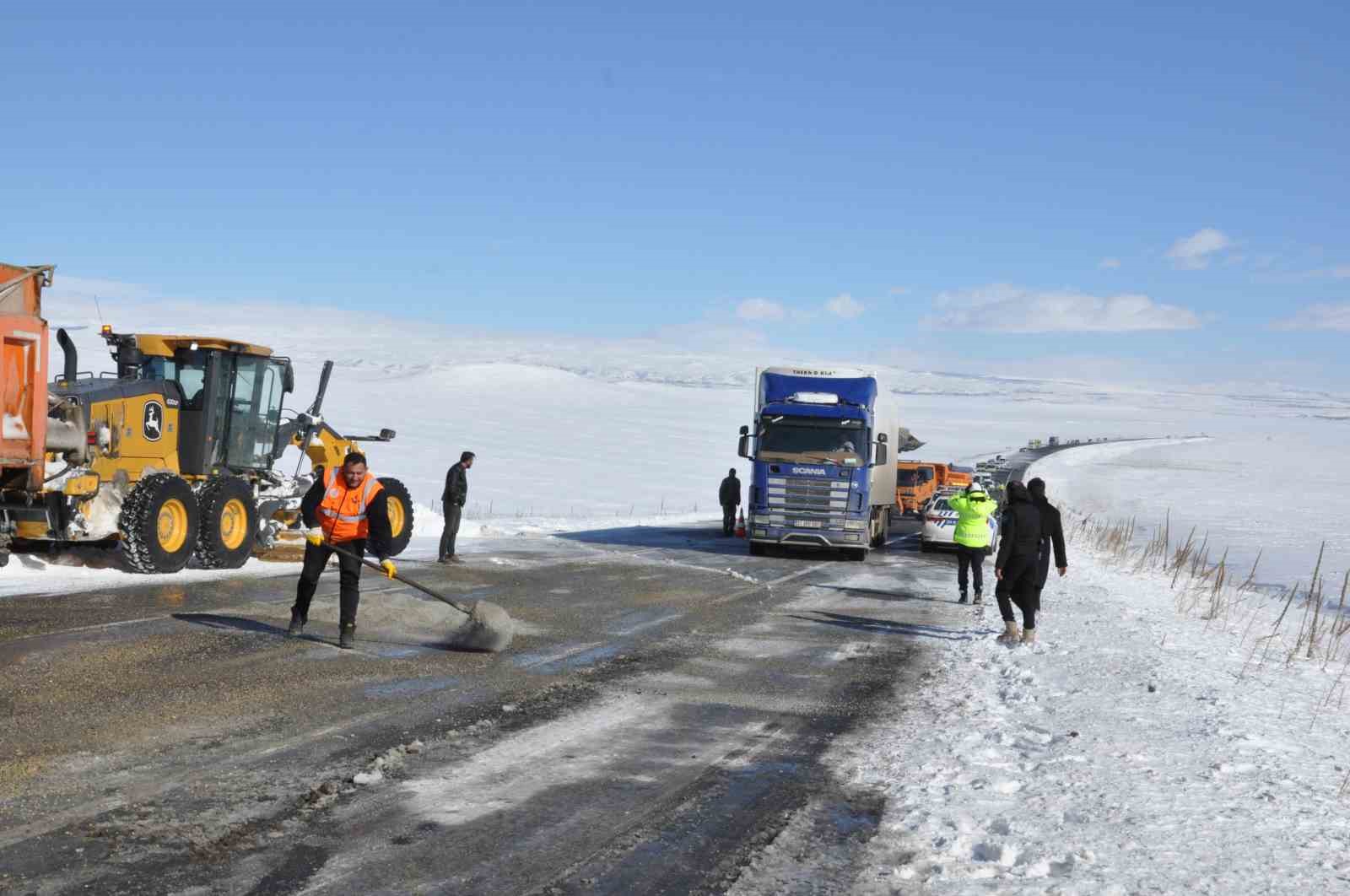 Kars’ta tırın kaymasıyla kapanan karayolu yeniden ulaşıma açıldı
