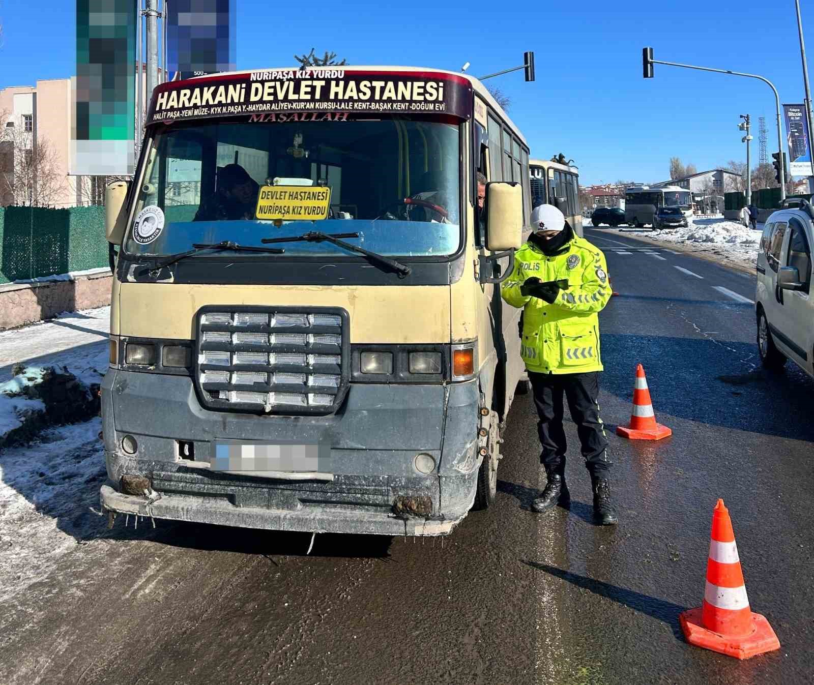 Kars’ta toplu taşıma araçlarına sıkı denetim
Kars’ta toplu taşıma araçlarına sıkı denetim