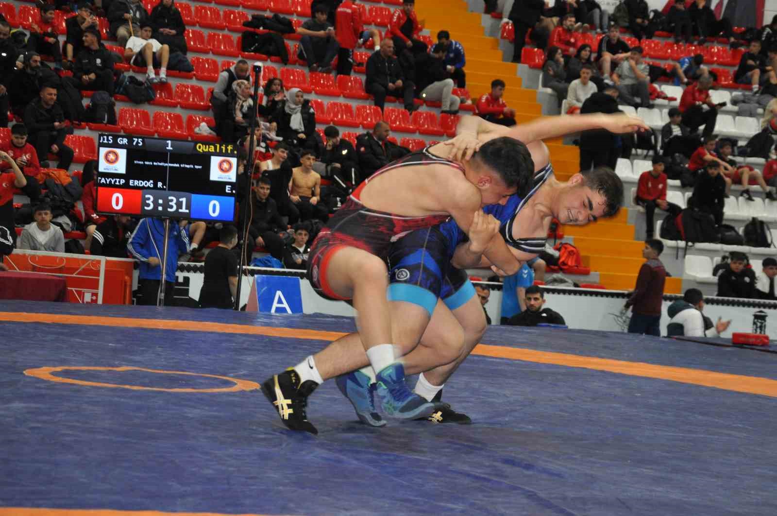 Kars’ta U15 Türkiye Güreş Şampiyonası başladı: Milli takım yolunda kıran kırana mücadele
