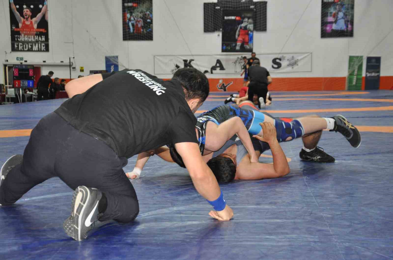 Kars’ta U15 Türkiye Güreş Şampiyonası başladı: Milli takım yolunda kıran kırana mücadele
