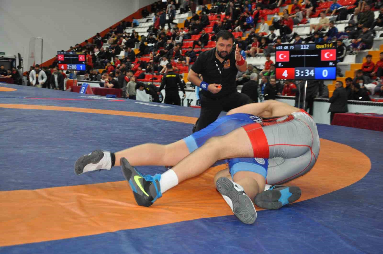 Kars’ta U15 Türkiye Güreş Şampiyonası başladı: Milli takım yolunda kıran kırana mücadele
