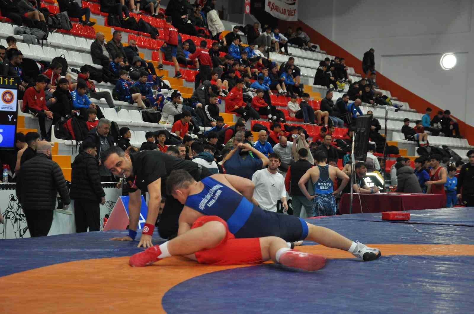 Kars’ta U15 Türkiye Güreş Şampiyonası başladı: Milli takım yolunda kıran kırana mücadele
