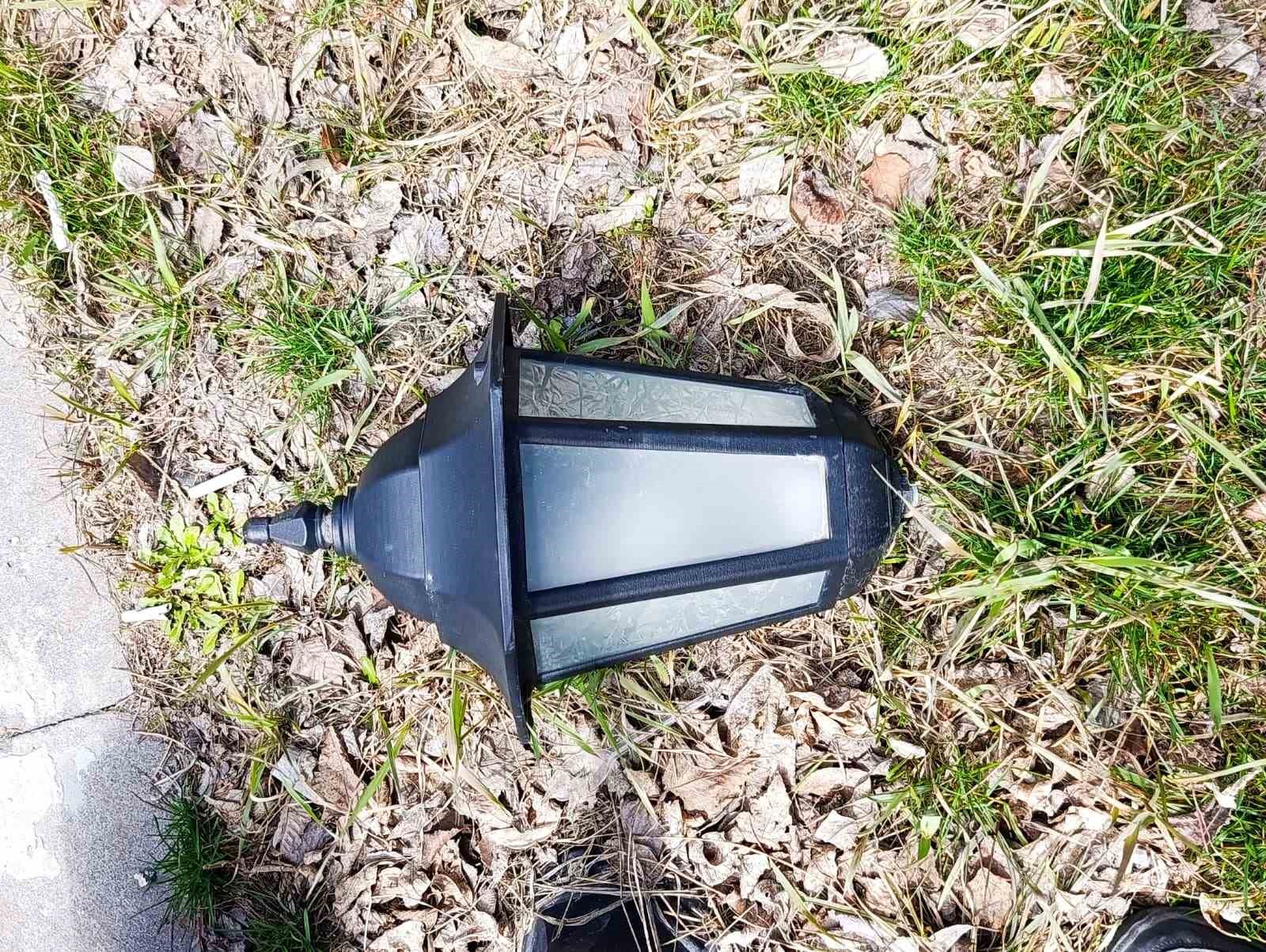 Kars’ta Valilik Parkı’nın ışıklandırma lambaları kırıldı
