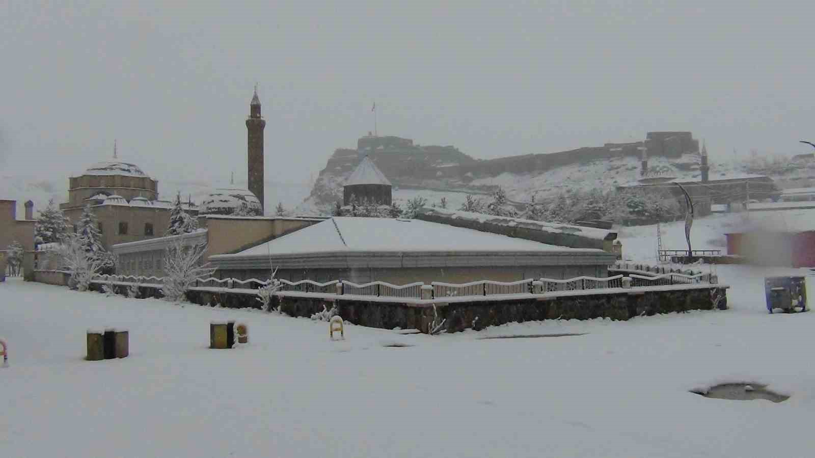 Kars’ta yer gök beyaz: Kar kalınlığı 30 santimi aştı
Kars’ta yer gök beyaz: Kar kalınlığı 30 santimi aştı