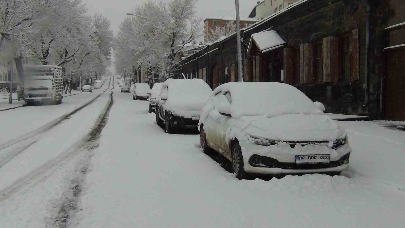 Kars’ta yer gök beyaz: Kar kalınlığı 30 santimi aştı
Kars’ta yer gök beyaz: Kar kalınlığı 30 santimi aştı