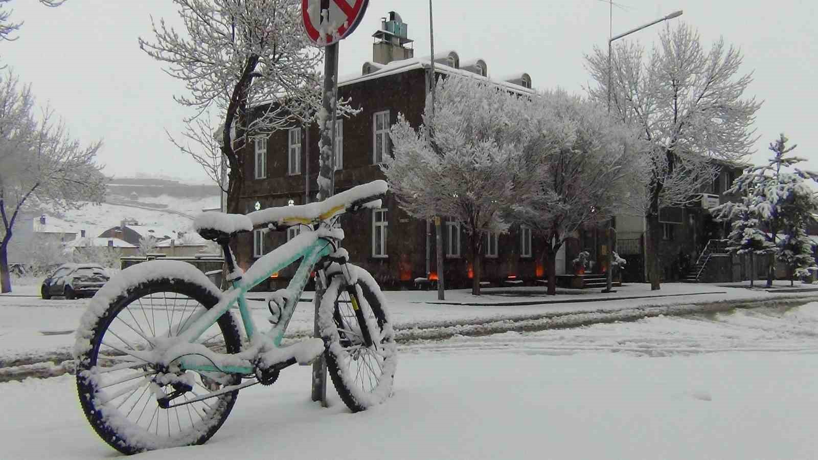 Kars’ta yer gök beyaz: Kar kalınlığı 30 santimi aştı
Kars’ta yer gök beyaz: Kar kalınlığı 30 santimi aştı