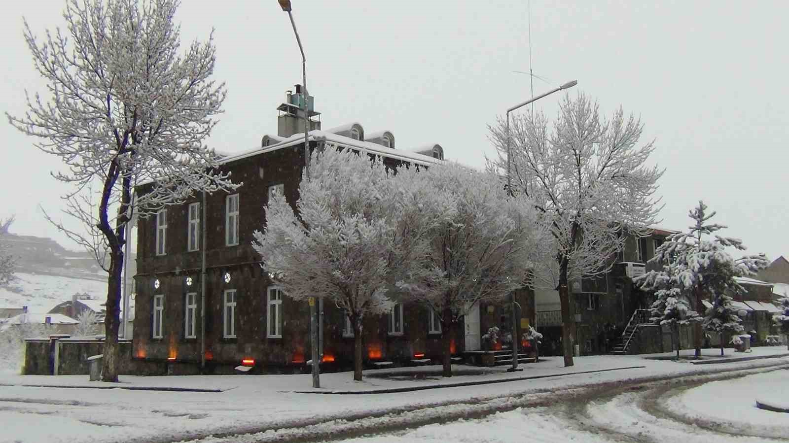 Kars’ta yer gök beyaz: Kar kalınlığı 30 santimi aştı
Kars’ta yer gök beyaz: Kar kalınlığı 30 santimi aştı