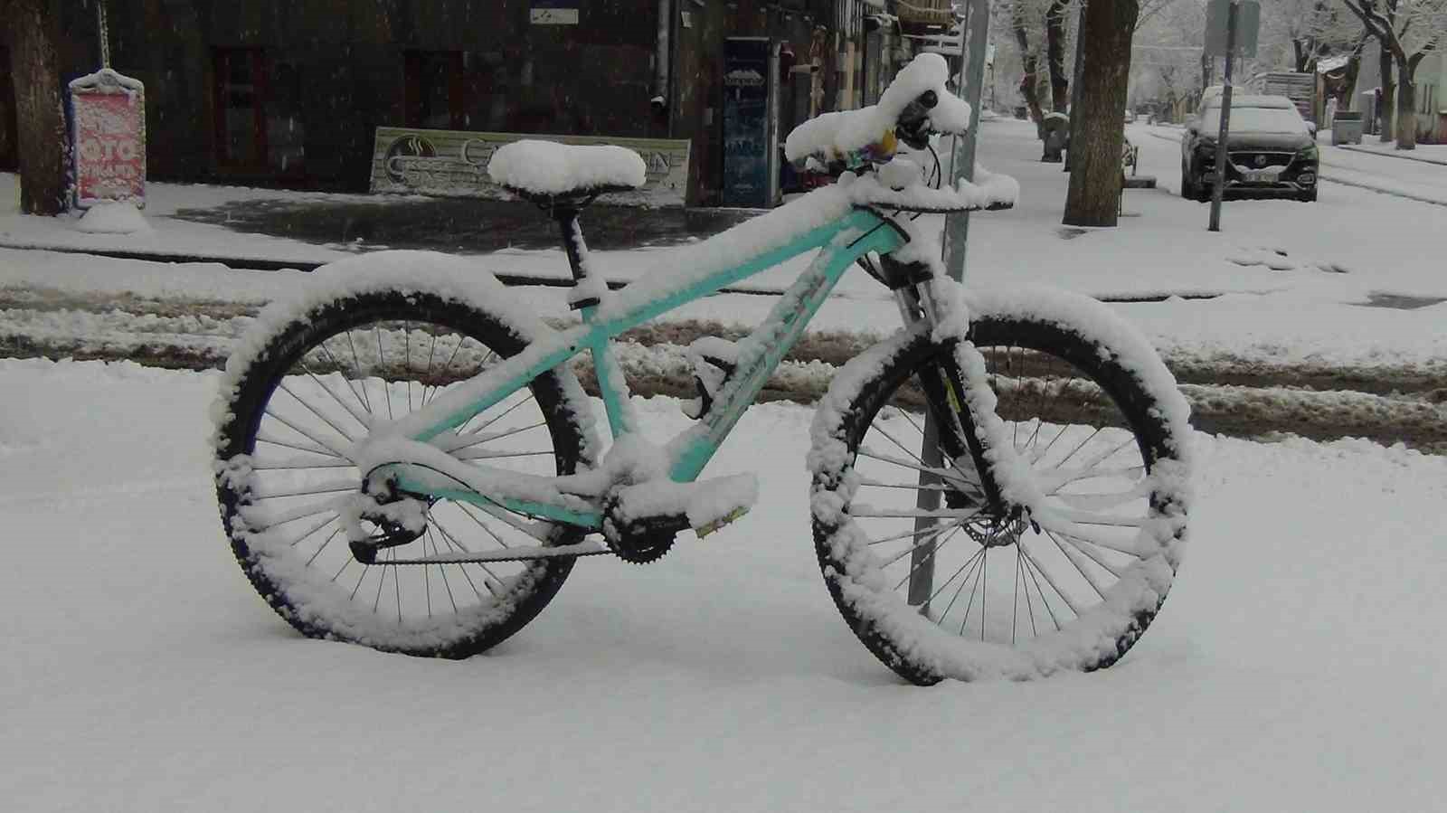 Kars’ta yer gök beyaz: Kar kalınlığı 30 santimi aştı
Kars’ta yer gök beyaz: Kar kalınlığı 30 santimi aştı