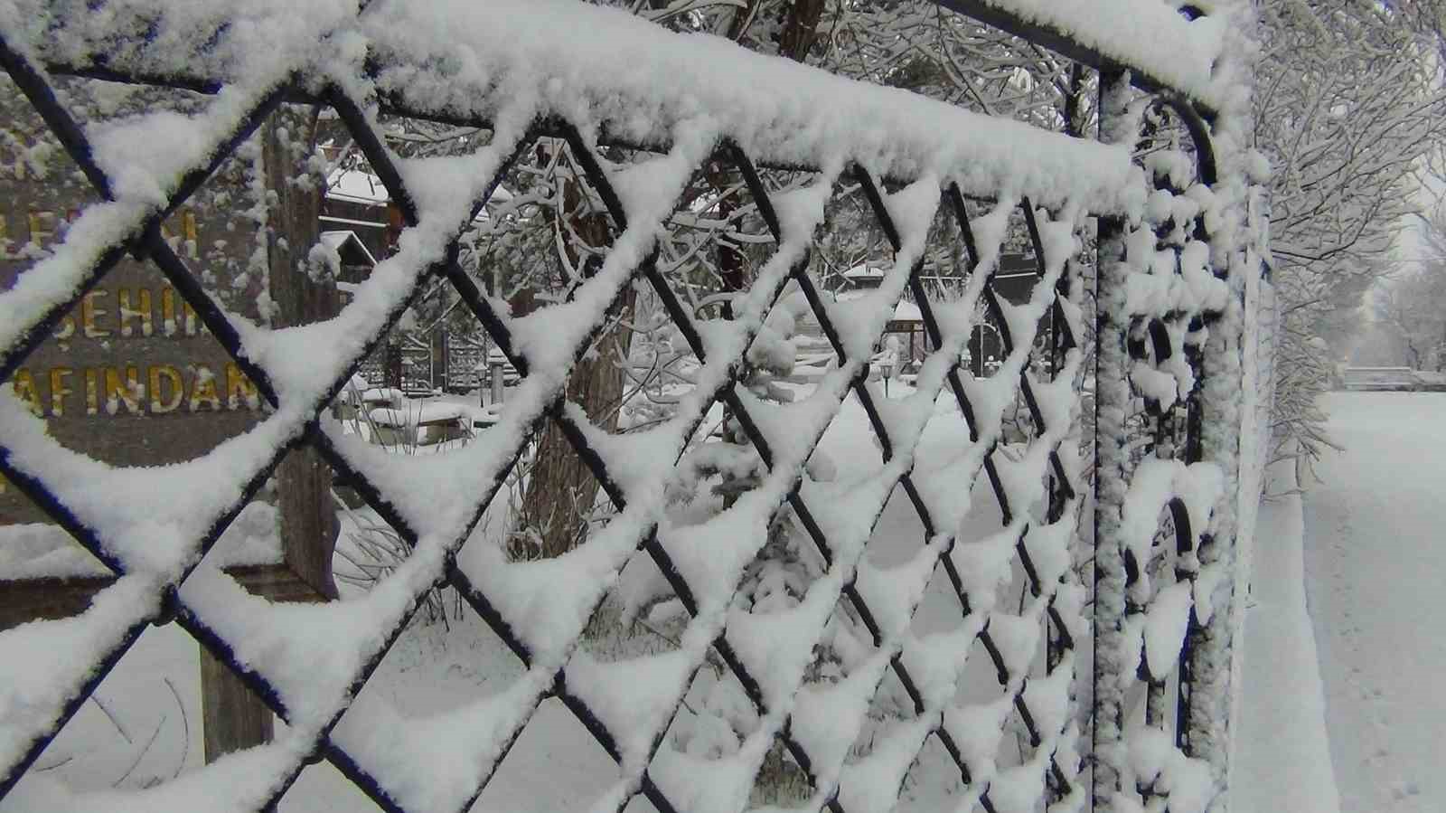 Kars’ta yer gök beyaz: Kar kalınlığı 30 santimi aştı
Kars’ta yer gök beyaz: Kar kalınlığı 30 santimi aştı