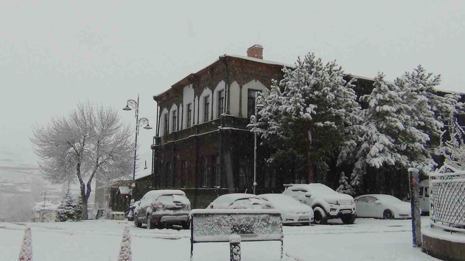 Kars’ta yer gök beyaz: Kar kalınlığı 30 santimi aştı
Kars’ta yer gök beyaz: Kar kalınlığı 30 santimi aştı