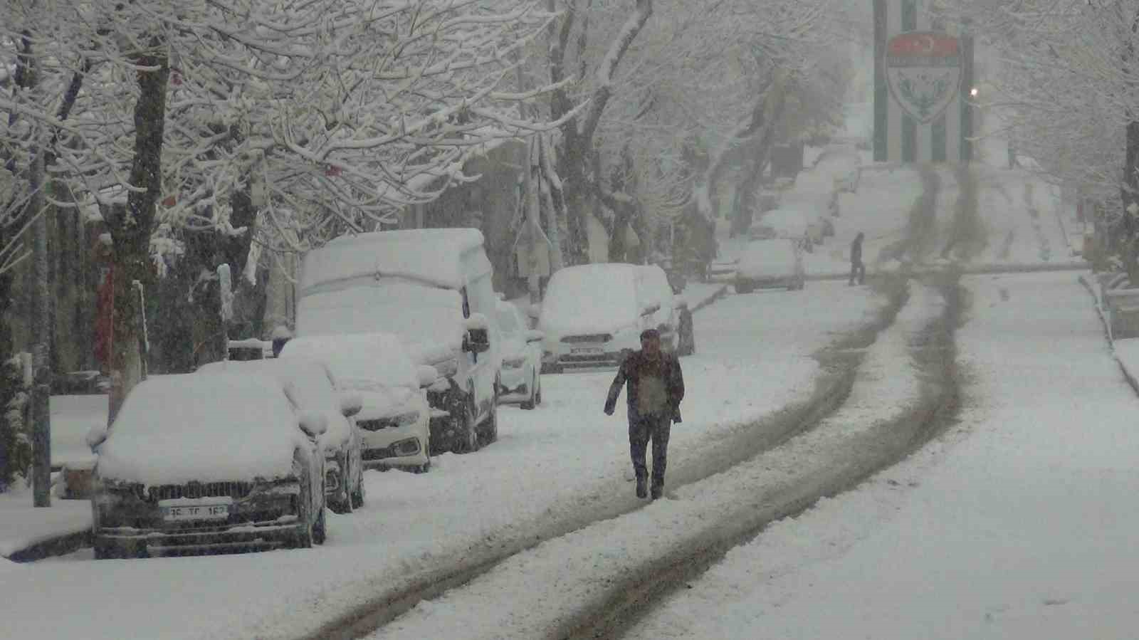 Kars’ta yer gök beyaz: Kar kalınlığı 30 santimi aştı
Kars’ta yer gök beyaz: Kar kalınlığı 30 santimi aştı