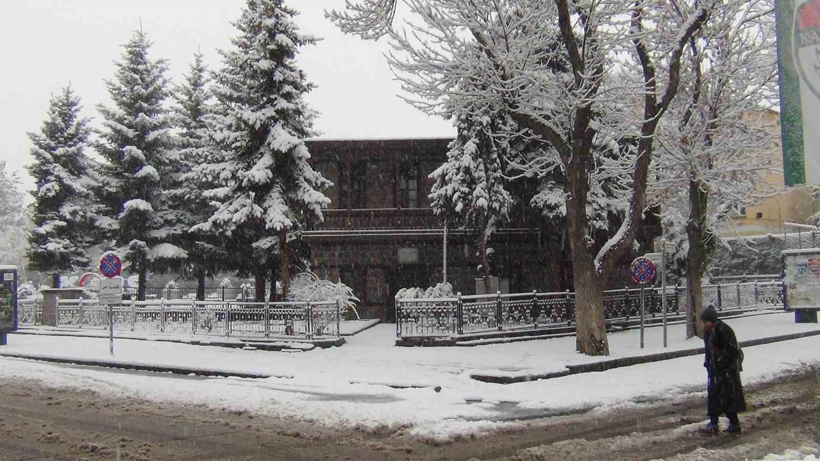 Kars’ta yer gök beyaz: Kar kalınlığı 30 santimi aştı
Kars’ta yer gök beyaz: Kar kalınlığı 30 santimi aştı