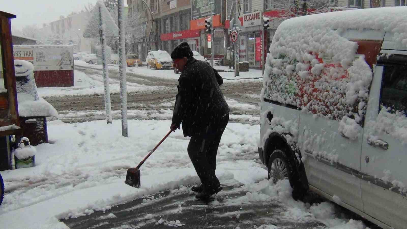 Kars’ta yer gök beyaz: Kar kalınlığı 30 santimi aştı
Kars’ta yer gök beyaz: Kar kalınlığı 30 santimi aştı