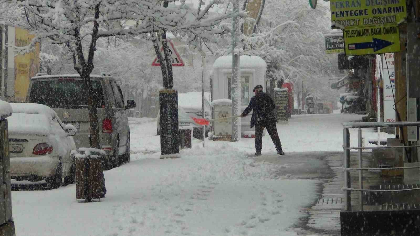 Kars’ta yer gök beyaz: Kar kalınlığı 30 santimi aştı
Kars’ta yer gök beyaz: Kar kalınlığı 30 santimi aştı