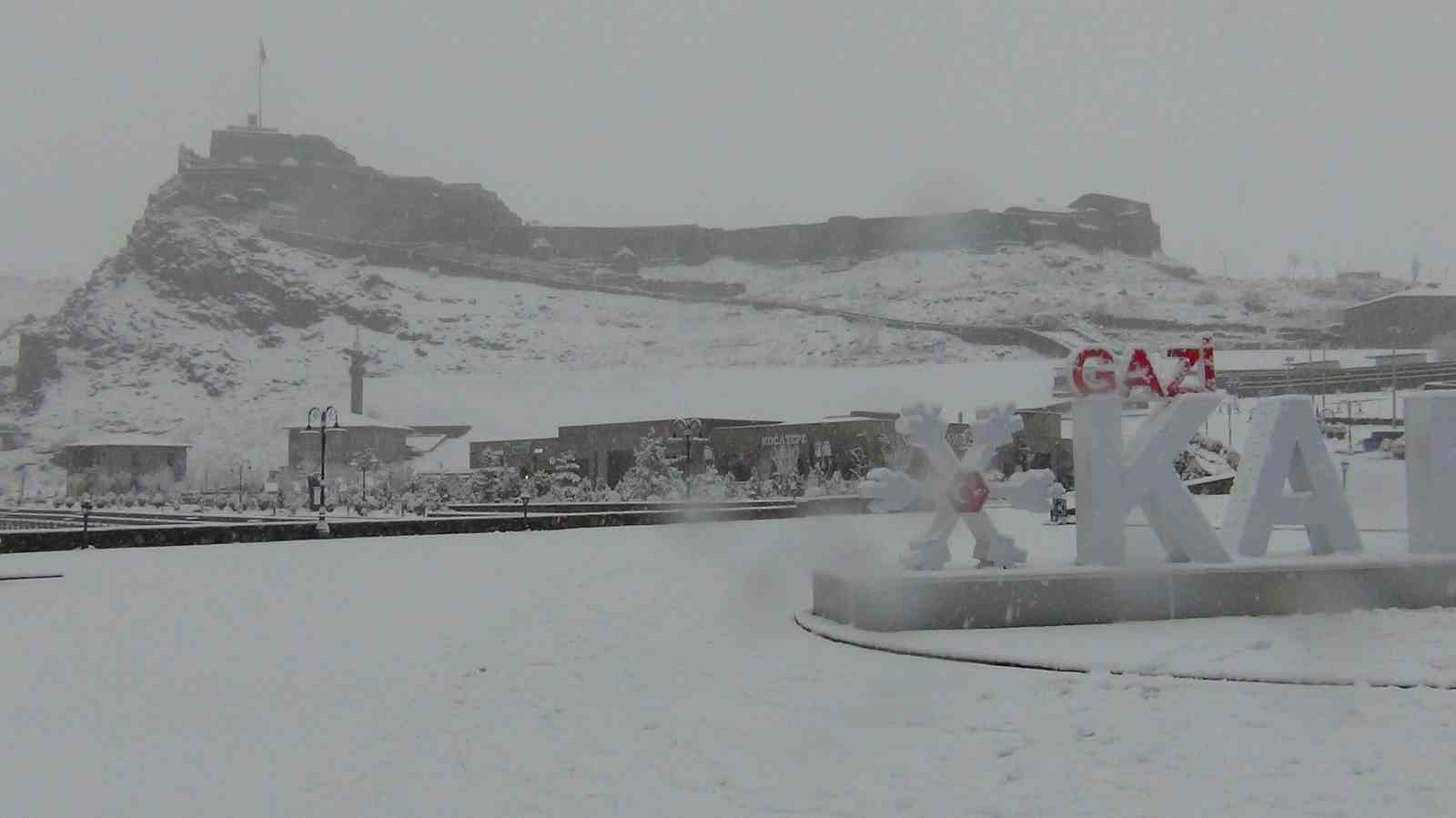 Kars’ta yer gök beyaz: Kar kalınlığı 30 santimi aştı
Kars’ta yer gök beyaz: Kar kalınlığı 30 santimi aştı