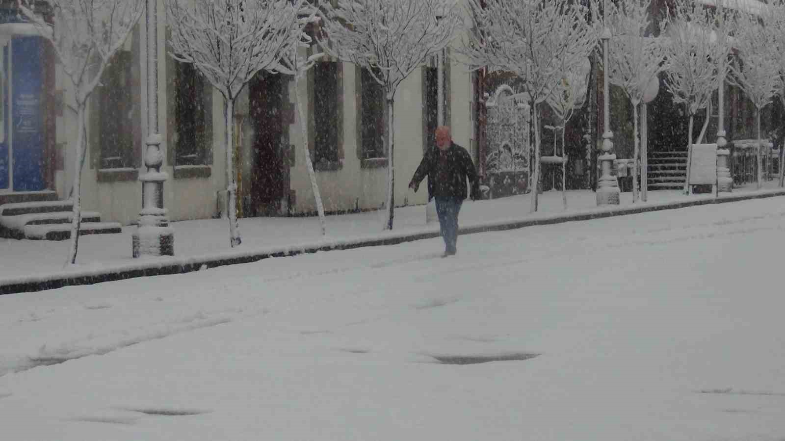 Kars’ta yer gök beyaz: Kar kalınlığı 30 santimi aştı
Kars’ta yer gök beyaz: Kar kalınlığı 30 santimi aştı