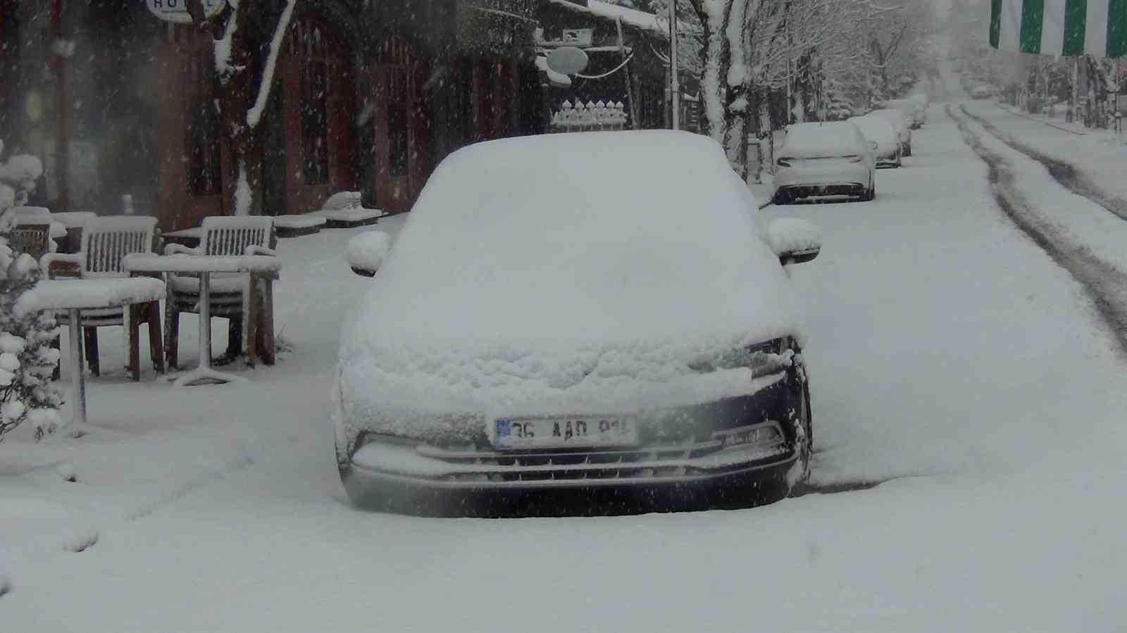 Kars’ta yer gök beyaz: Kar kalınlığı 30 santimi aştı
Kars’ta yer gök beyaz: Kar kalınlığı 30 santimi aştı