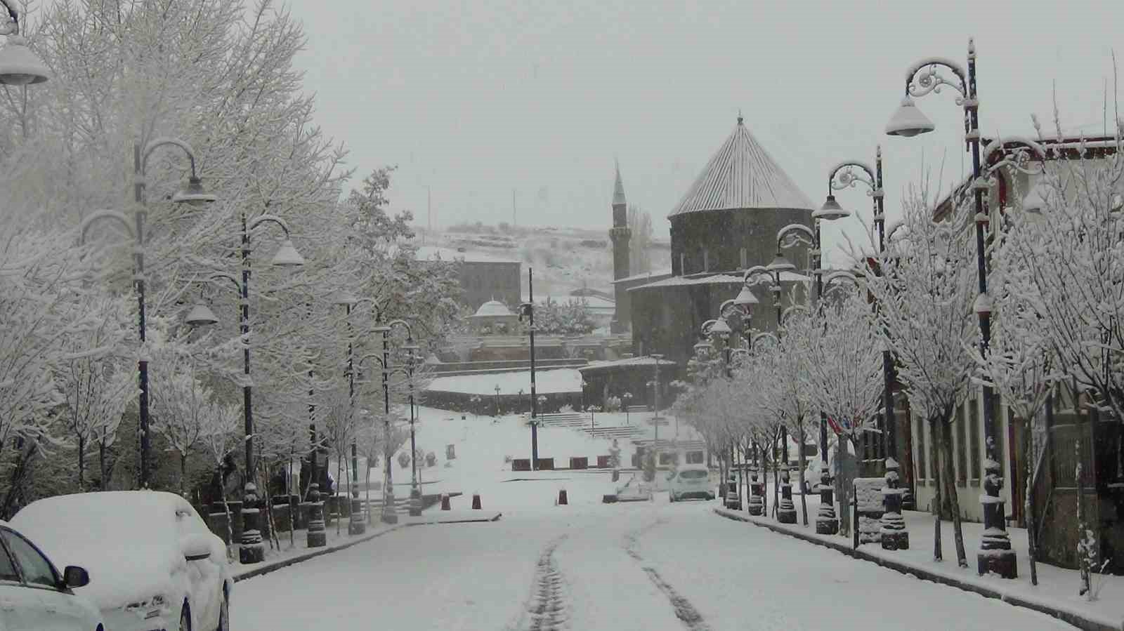 Kars’ta yer gök beyaz: Kar kalınlığı 30 santimi aştı
Kars’ta yer gök beyaz: Kar kalınlığı 30 santimi aştı