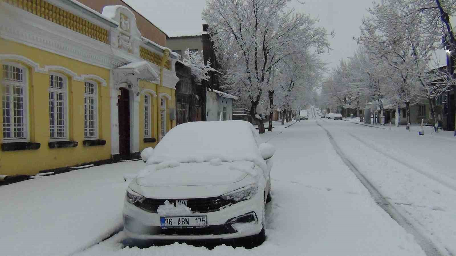 Kars’ta yer gök beyaz: Kar kalınlığı 30 santimi aştı
Kars’ta yer gök beyaz: Kar kalınlığı 30 santimi aştı
