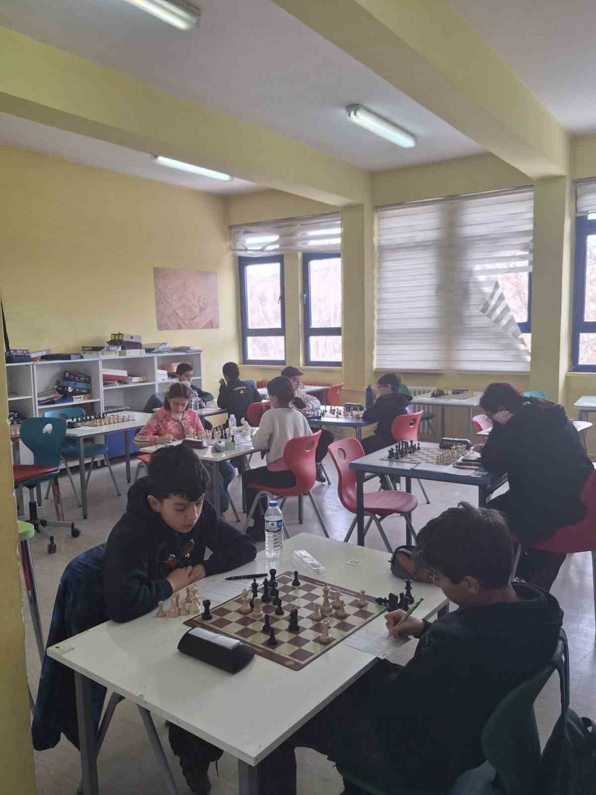 Kars’ta Yeşilay Haftası’na özel satranç turnuvası yoğun ilgi gördü
