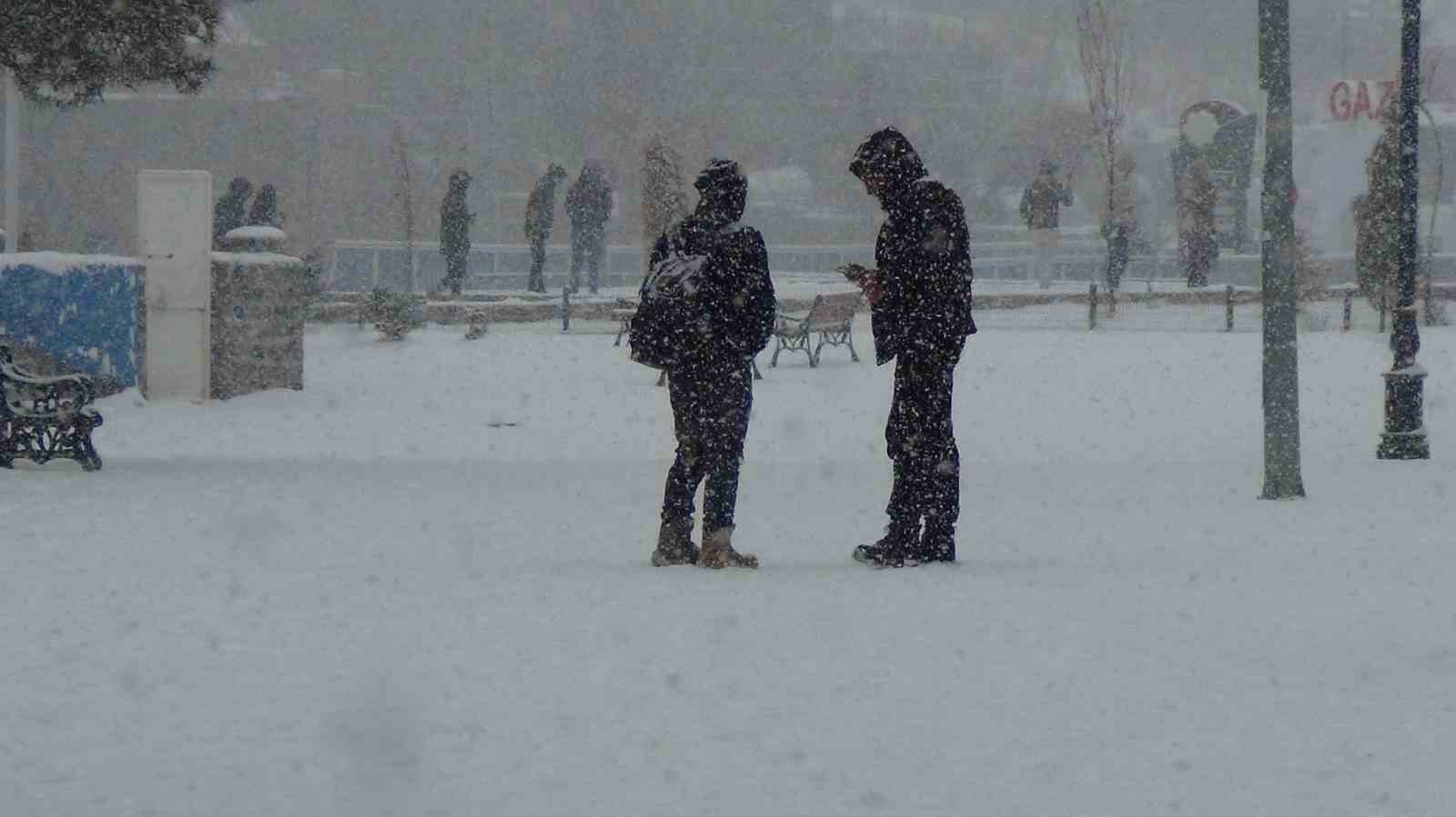 Kars’ta yoğun kar yağışı: Vatandaşlar kar altında halay çekti
