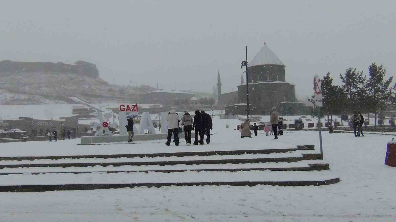Kars’ta yoğun kar yağışı: Vatandaşlar kar altında halay çekti
