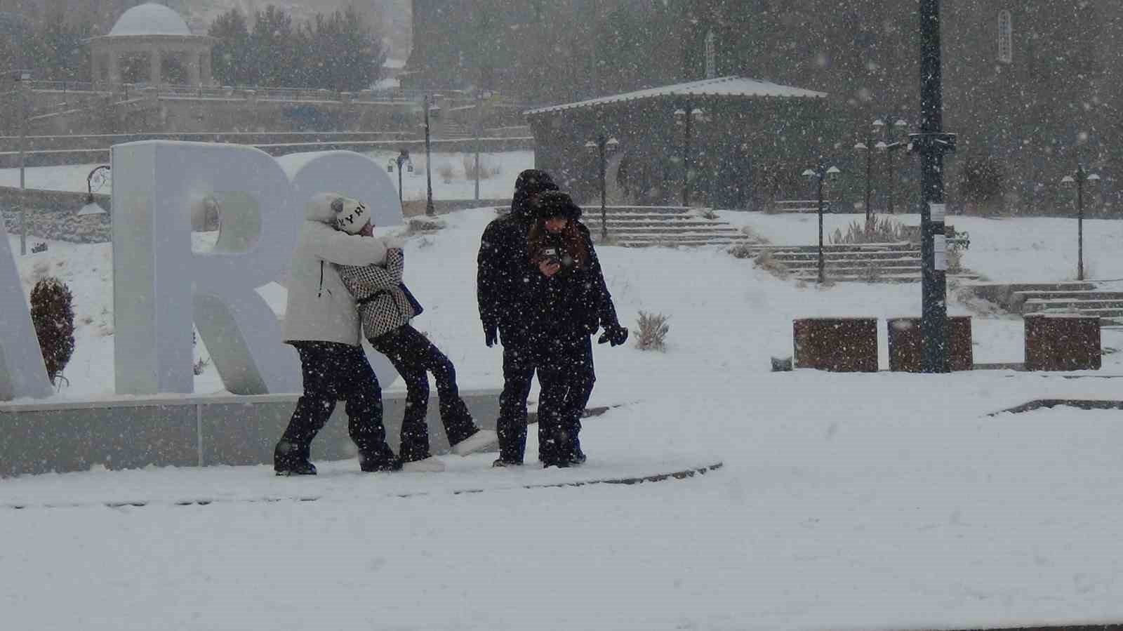 Kars’ta yoğun kar yağışı: Vatandaşlar kar altında halay çekti
