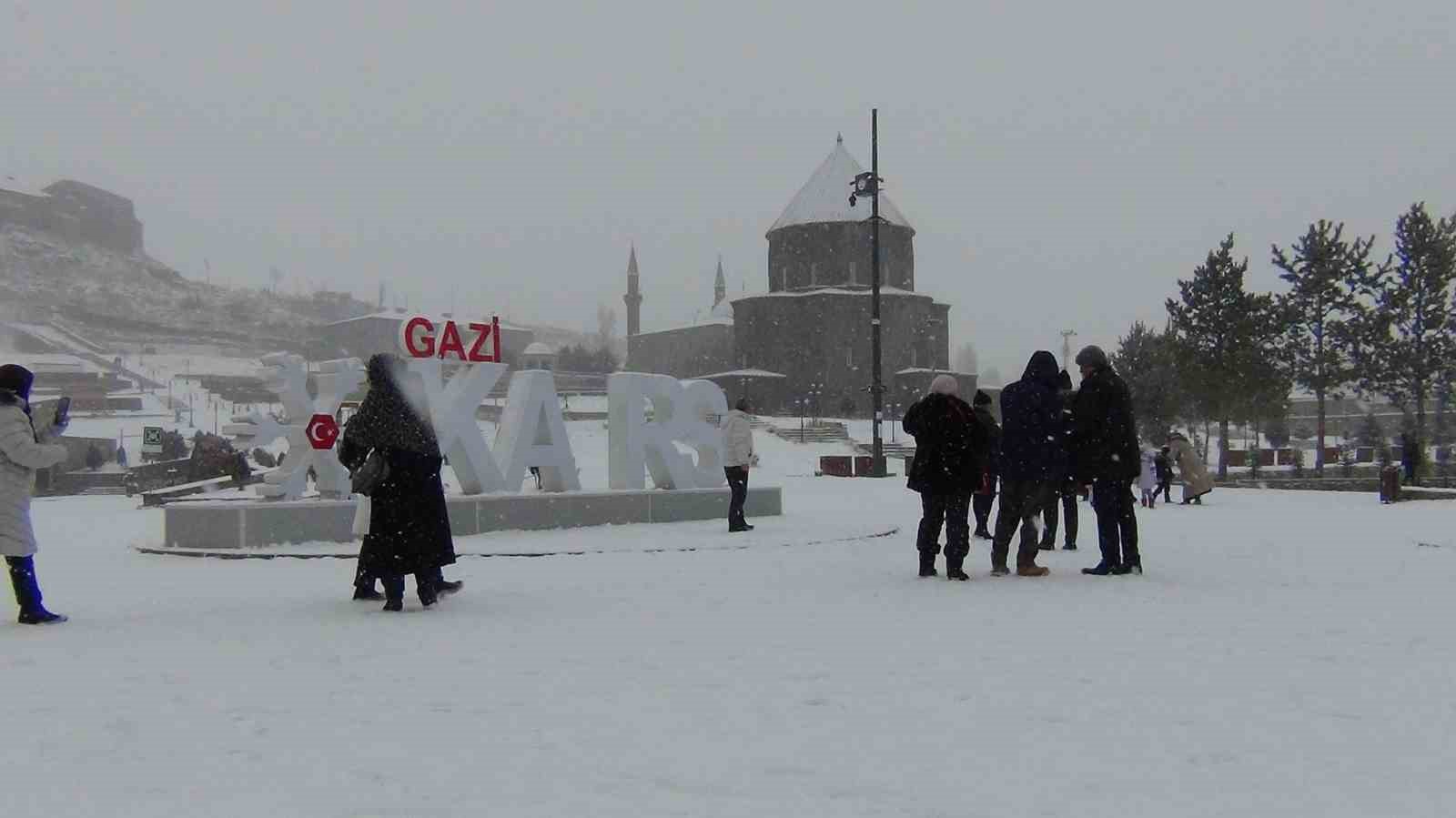 Kars’ta yoğun kar yağışı: Vatandaşlar kar altında halay çekti
