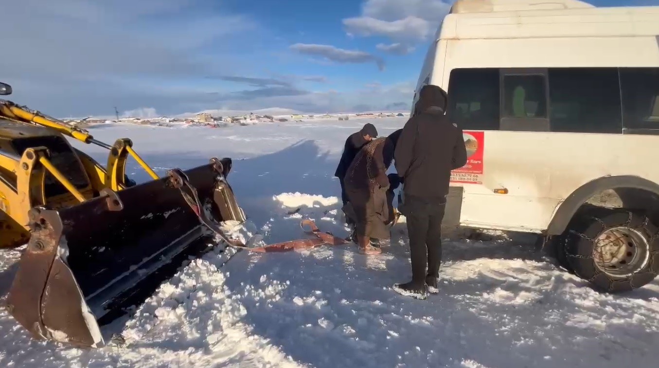 Kars’ta yolda mahsur kalan öğrencilerin imdadına ekipler yetişti
