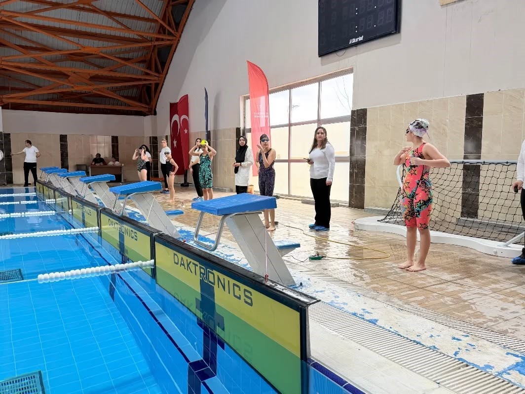 Kars’ta yüzme şöleni: Minik sporcular yarı final biletini aldı
