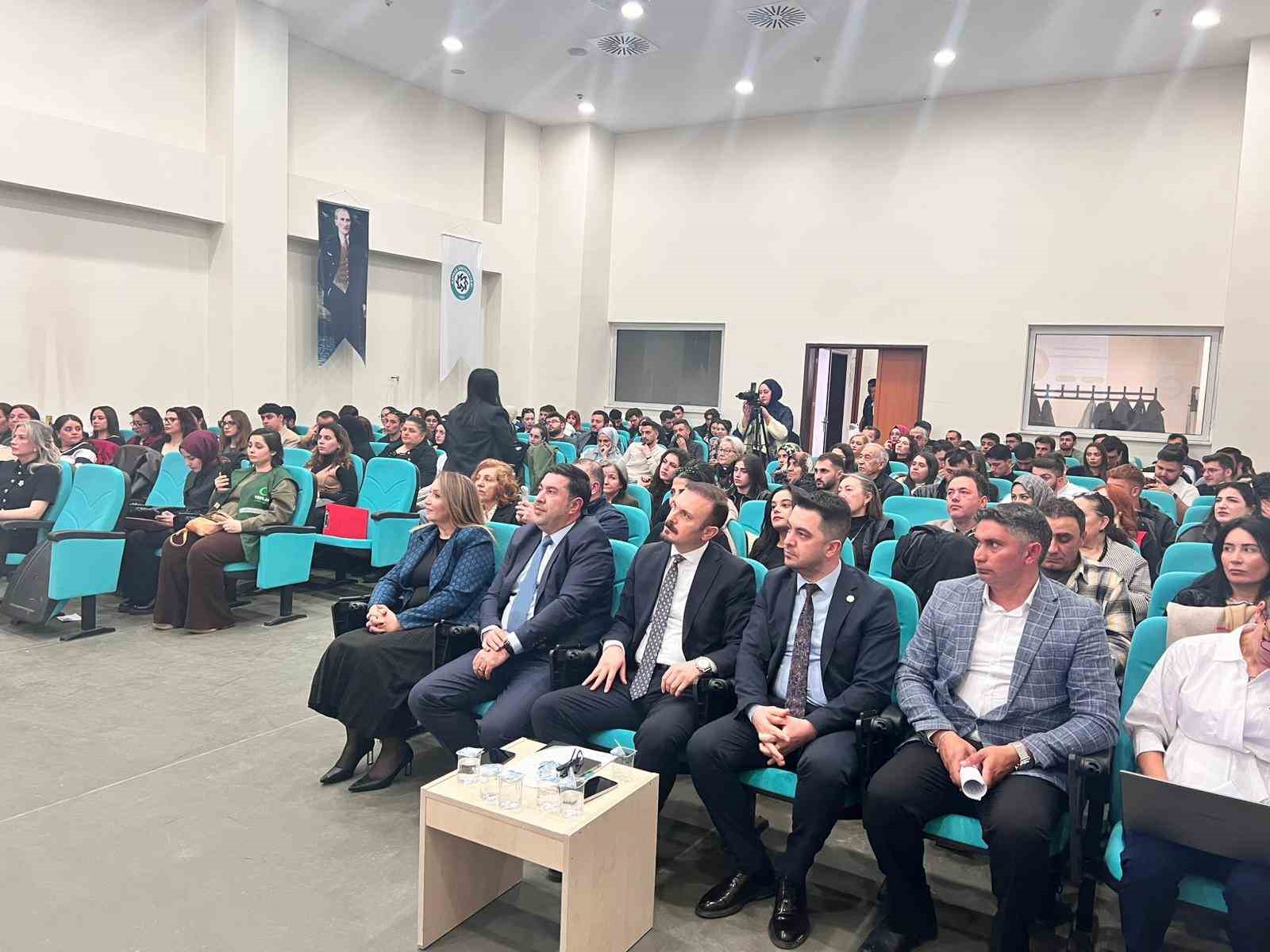 Kars’ta, "Zirvede Kadın" paneli yoğun ilgi gördü
