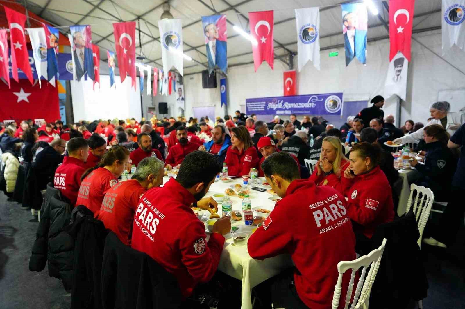 Kartal Belediyesi, Afet ve Arama Kurtarma ekiplerini iftar sofrasında buluşturdu
