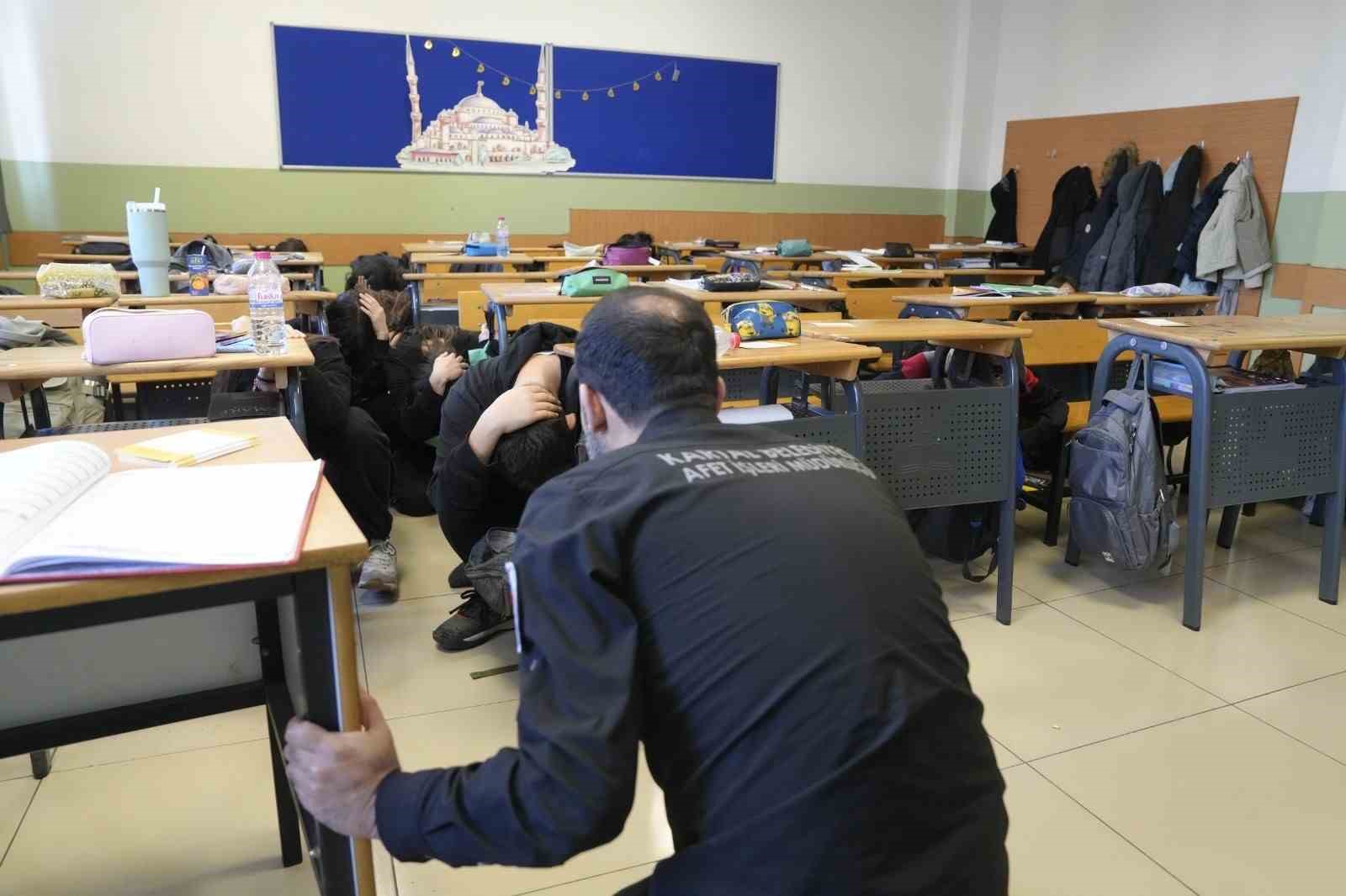 Kartal Belediyesi’nden okullarda afet bilinci eğitimi
