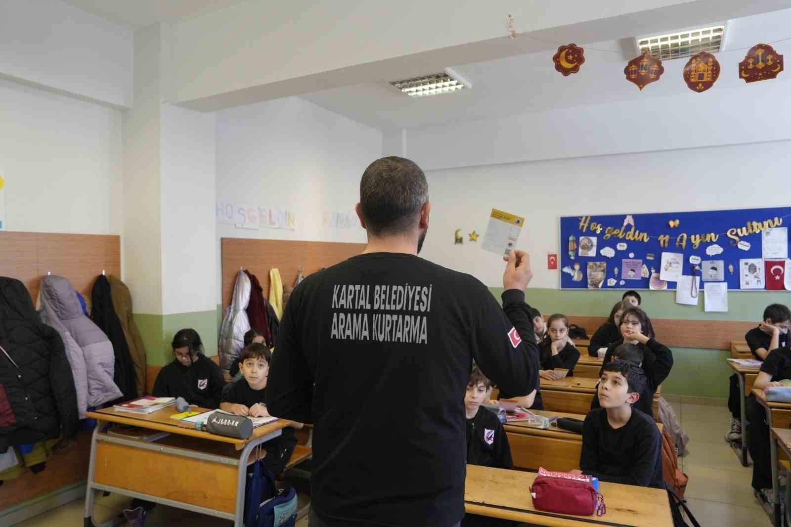 Kartal Belediyesi’nden okullarda afet bilinci eğitimi
