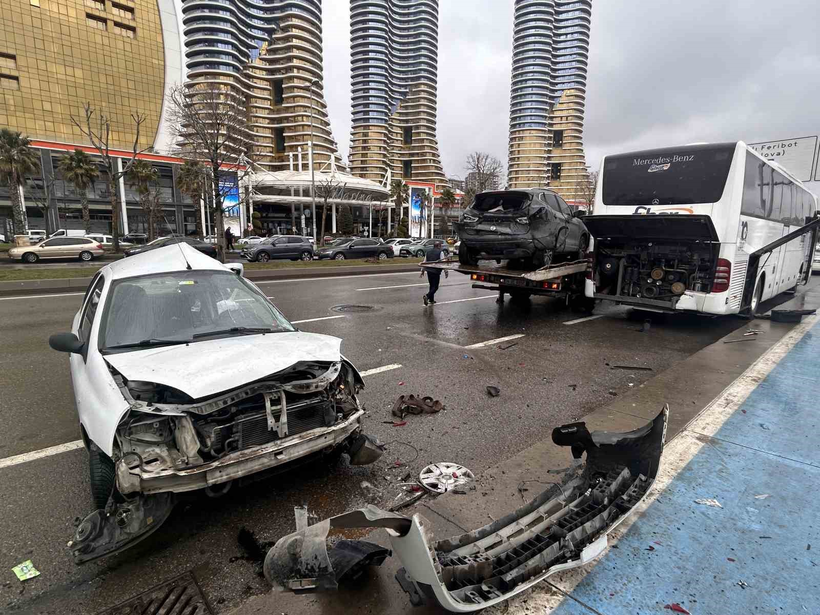 Kartal Sahili’nde zincirleme kaza: 1’i ağır 3 yaralı
