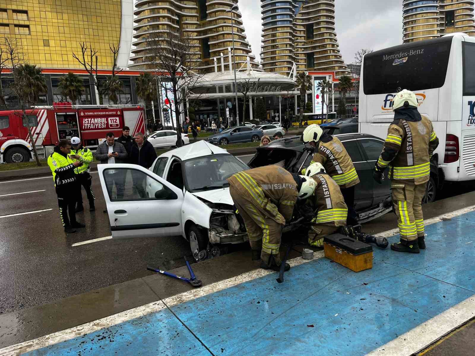 Kartal Sahili’nde zincirleme kaza: 1’i ağır 3 yaralı
