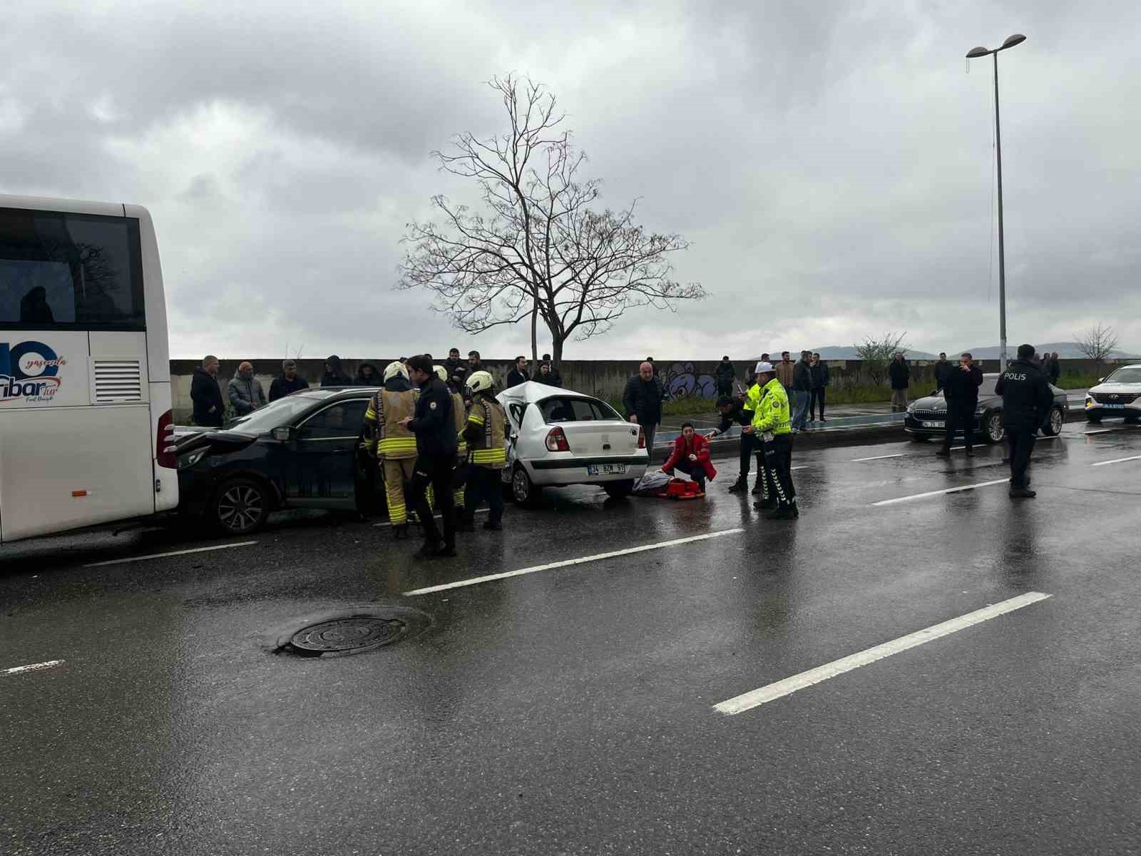 Kartal Sahili’nde zincirleme kaza: 1’i ağır 3 yaralı

