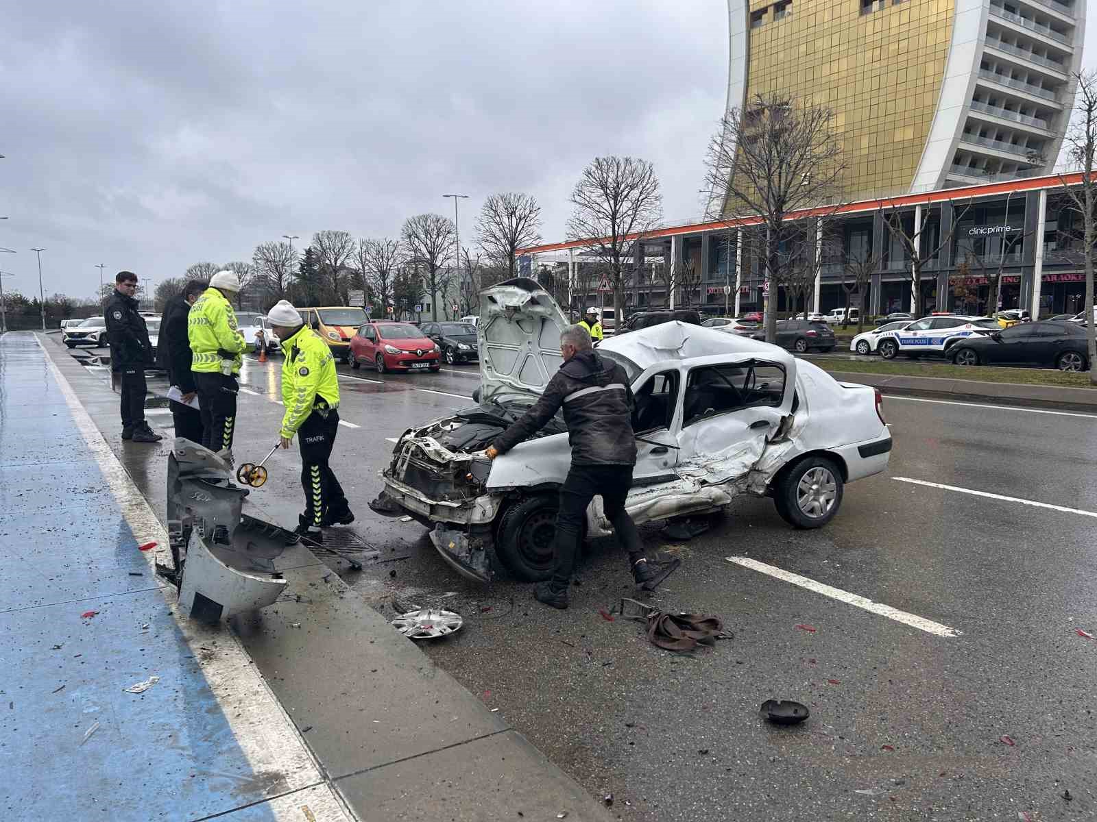 Kartal Sahili’nde zincirleme kaza: 1’i ağır 3 yaralı
