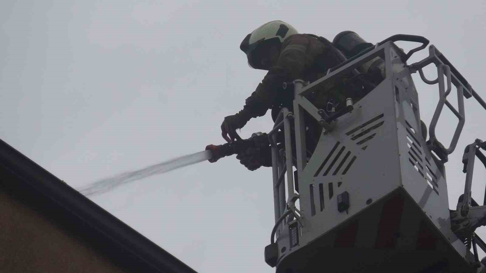 Kartal’da çatı katında yangın paniğe neden oldu
