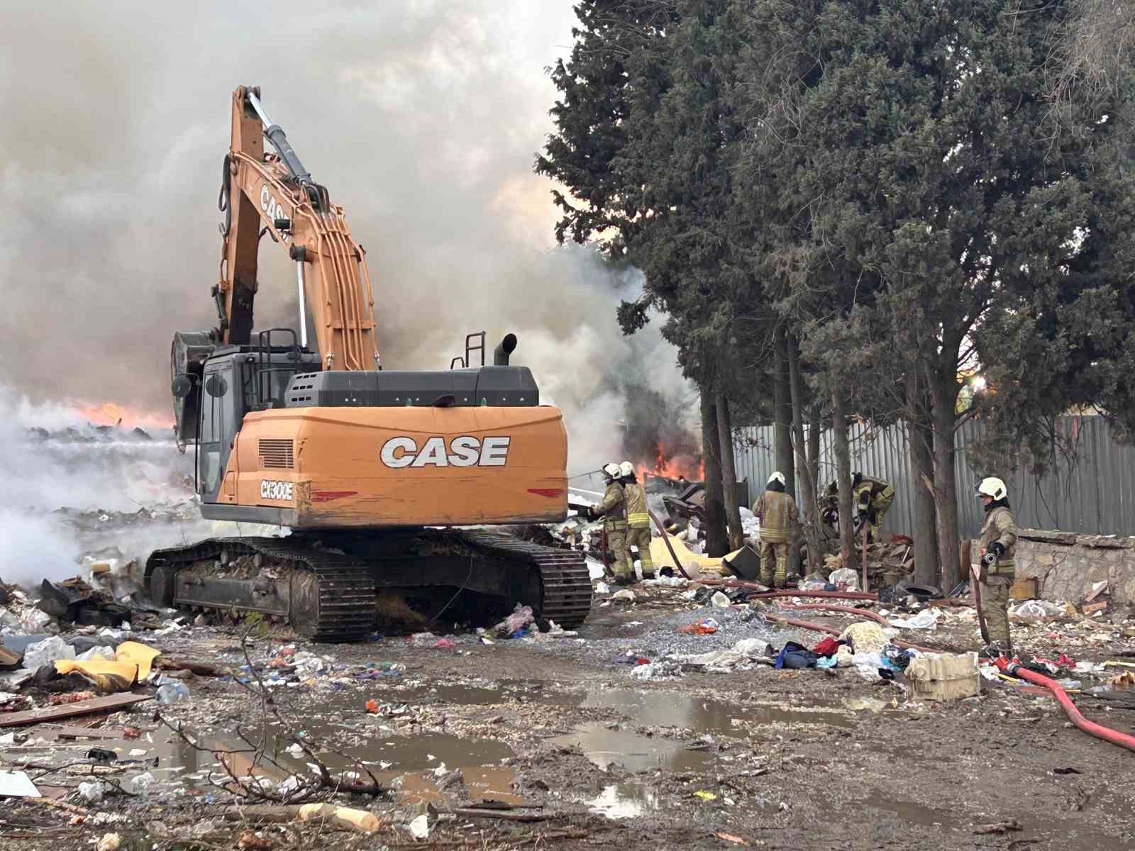 Kartal’da çöplük alanda korkutan yangın: Gökyüzü dumanlarla kaplandı
