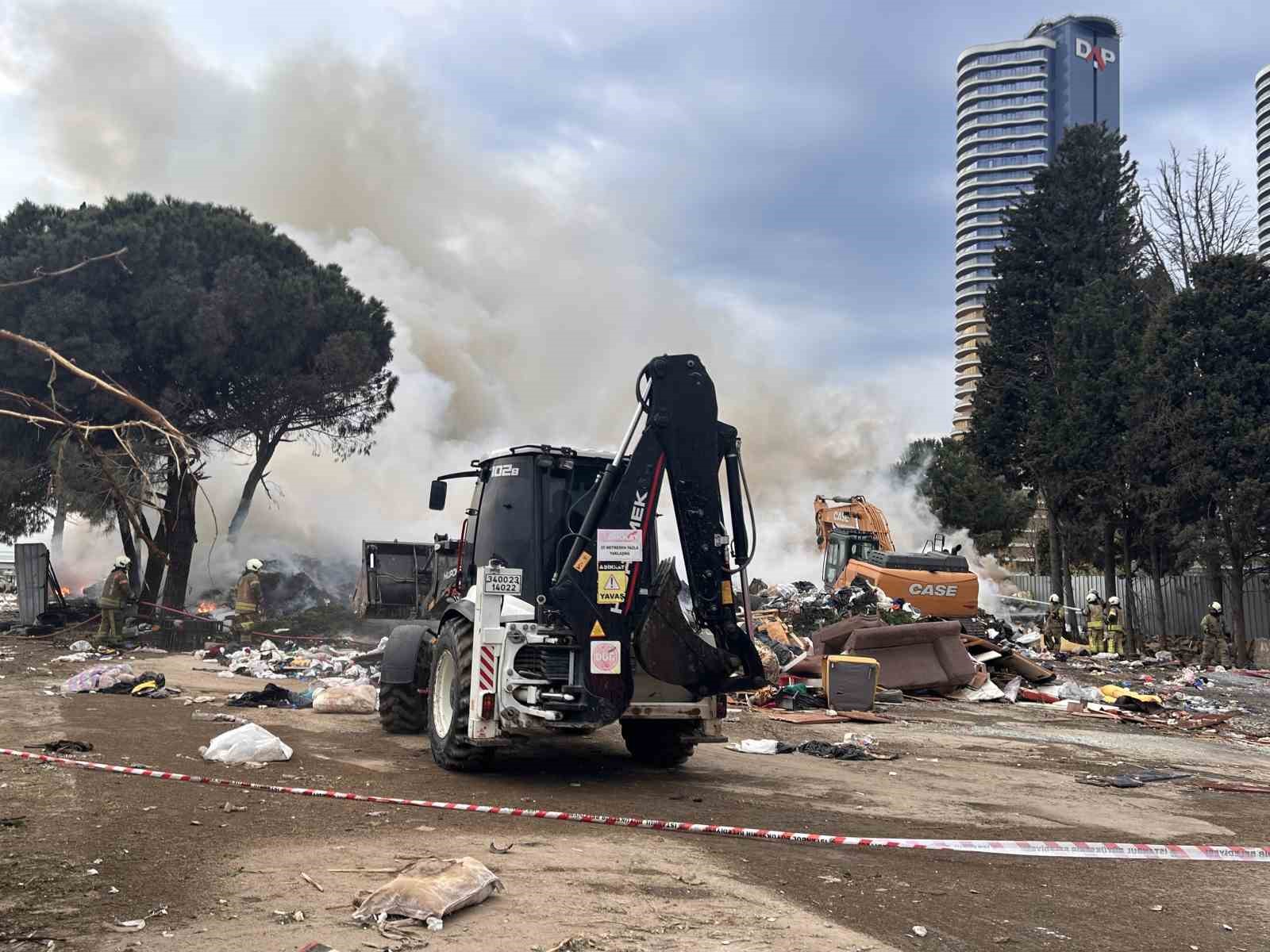 Kartal’da çöplük alanda korkutan yangın: Gökyüzü dumanlarla kaplandı
