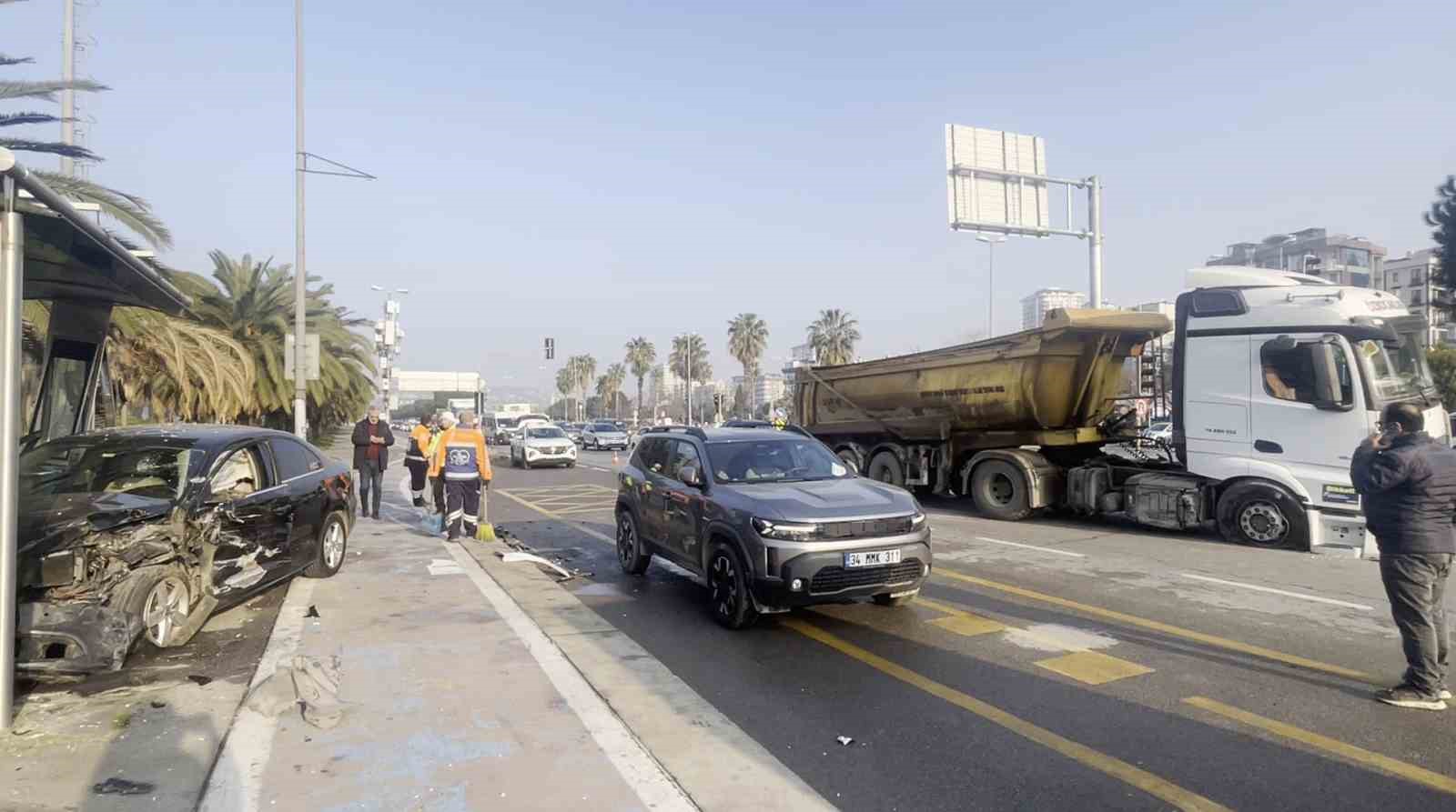 Kartal’da hafriyat kamyonuna çarpan araç durağa daldı: 2 yaralı
