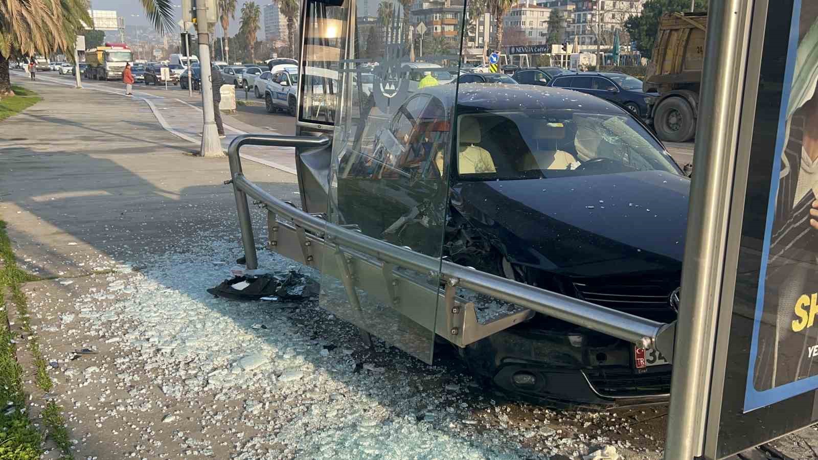 Kartal’da hafriyat kamyonuna çarpan araç durağa daldı: 2 yaralı
